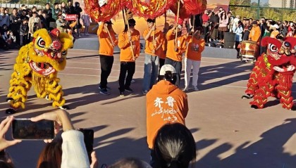 刀郎乌鲁木齐演唱会开唱，场外有刀迷免费为大家提供伙食，民宿老板宣布：持演唱会门票免费入住