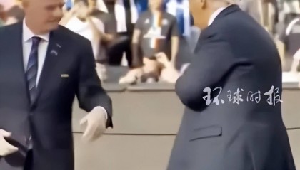 特朗普被拍到“顺走”世俱杯冠军奖牌，赛后称自己带走真正的奖杯，冠军队的只是复制品