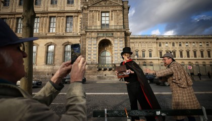 遗落物品留下了DNA痕迹，卢浮宫劫案嫌疑人已被捕