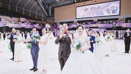 华中科技大学为73对校友举行集体婚礼