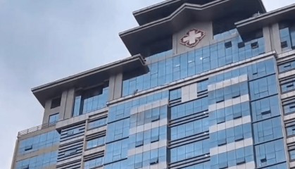 突发！广西南宁青秀区有人从医院高楼坠落，消防到场处置，当地：警方已介入，正处理