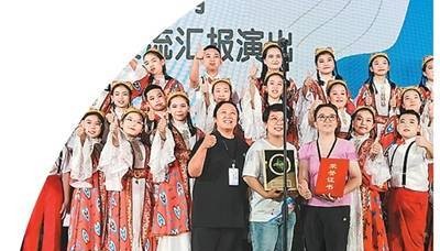 天山南北 文启新篇（砥砺奋进七十载 天山南北谱华章）