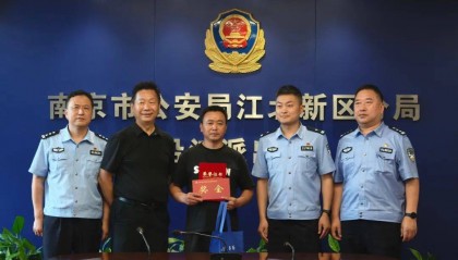 30秒！50岁市民徒手攀爬三楼，火场勇救8岁男童