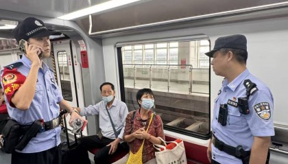 离高铁发车仅剩半小时！长沙民警接到一对海南老年夫妻求助，一路护送其顺利进站