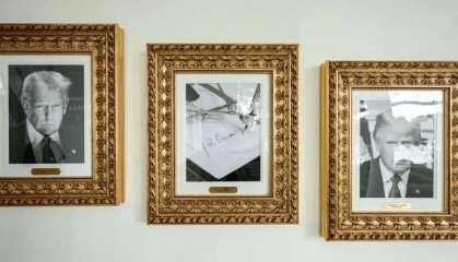 白宫新版“总统星光大道”正式揭幕：拜登像被用“自动签名笔”取代