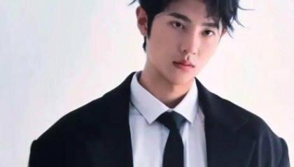 19岁演员被曝抛下剧组前往异地哄女友，致剧组全面停工，当事人致歉：情绪管理失当