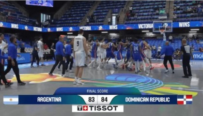 阿根廷男篮1分惜败多米尼加，赛后两队爆发大规模群殴，现场视频：多人挥拳，有球员被击倒在地
