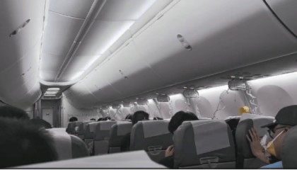 旅客讲述日航客机万米高空急坠：写遗书交代银行卡密码，滞留机舱45分钟无空调