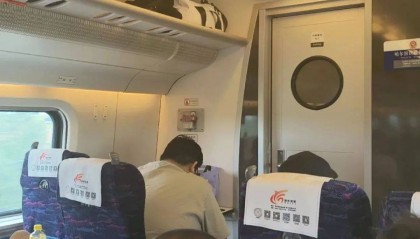 400斤男子致邻座拥挤，高铁不妨再多想想办法 | 新京报快评