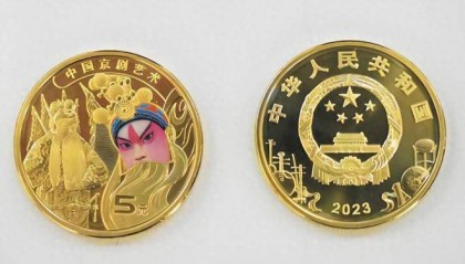 下一枚的确是京剧纪念币但是必火么？太天真。