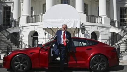 美媒爆：特朗普正考虑处理掉为支持马斯克而买的红色特斯拉