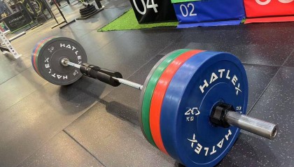 女学员称“在健身房洗澡被用车内窥镜偷看”并报警，教练承认被拘留否认偷拍