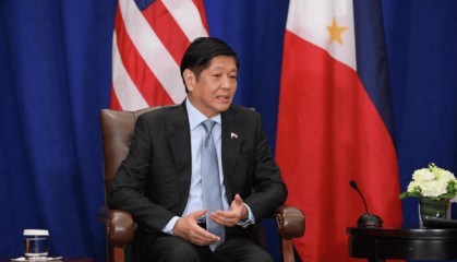 黄岩岛事件升级！菲律宾海警船冲撞中国海警，百米逼近挑衅，南海上演不寻常一幕！