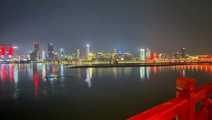 女子在滕王阁5楼拍照，无人机直接冲脑袋砸过来！警方回应