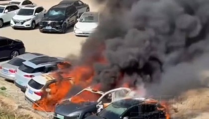 福建宁德一辆阿维塔06起火，致8车焚毁，疑似车主女子称该车才买了一个半月