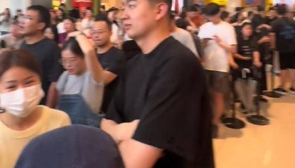 杭州一泡泡玛特新店开业2小时就关闭，商场：顾客蜂拥而至十分疯狂，不知哪些是黄牛