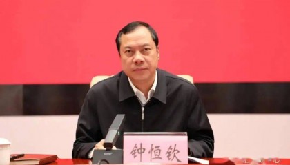 当过县长、县委书记、常务副市长等职，钟恒钦搞权色、钱色交易，处心积虑收钱敛财