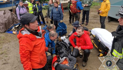 美国一男子在树林失踪近一周，又从树上掉下后获救