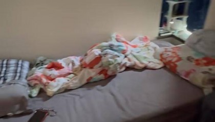 奥运冠军杨威一家六口挤在香港40多平出租屋：夫妻睡1米2小床，儿子杨阳洋睡沙发，早起刷牙要排队，续租面临房租上涨等问题