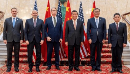 美代表连夜回国邀功！中方稀土防线未破，特朗普叹中国难缠