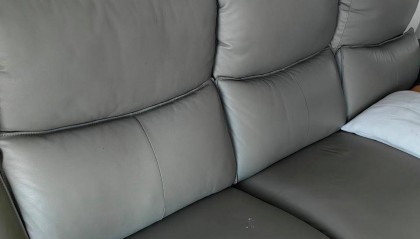 女子称花上万元买真皮沙发，不到一年巴掌大一块出现掉皮；店方回应：人为损坏无法质保