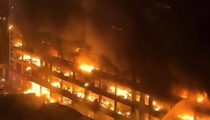 河南郑州一商场突燃大火，4层建筑火光冲天，官方通报：火势已控制，未接到人员伤亡信息