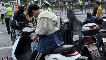 “我妈记错时间了！”高考第二天，连续两名考生向记者借手机联系家长