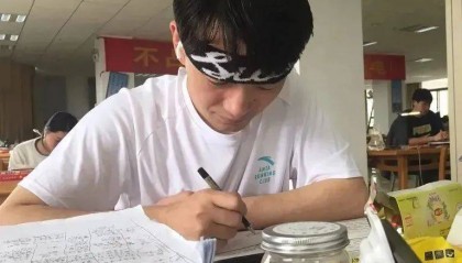 2008年故意考0分男子经历进厂、种地、离婚，今年重返考场称想考公费师范生