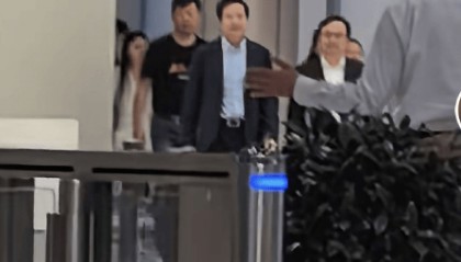 雷军陪比亚迪CEO王传福参观小米工厂，亲任讲解员