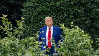 特朗普：“何不更换伊朗政权？” 以持续打击伊朗军事目标