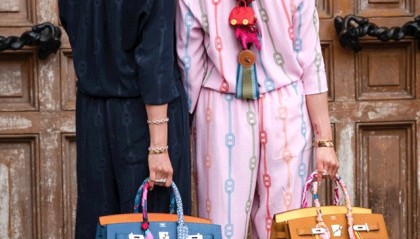 爱马仕当“头饰”，香奈儿挂满身，这对“神秘姐妹”是谁？