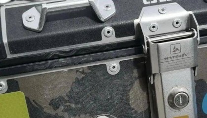 奔驰逆行逼停后续，骑手先认怂，放弃索赔怕闹大，网友评论区炸锅