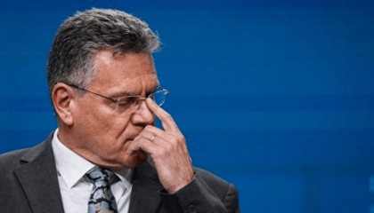 一天之内，中国商务部接了2个电话，一个来求饶，另一个来认错