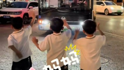 重庆爸爸带三胞胎儿子接公交司机妈妈下班：之前妈妈一人回家“孤苦伶仃”，现在很开心