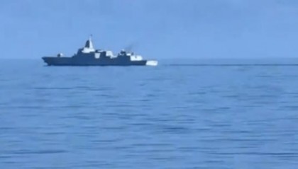 中美海军正面交锋？中国海军055大驱与美航母编队狭路相逢，双方都进入舰炮打击范围