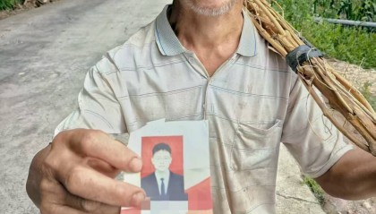 贵州老伯捡到00后村官丢弃旧照，误以为重要资料怀揣一月等送还，当事人：超感动