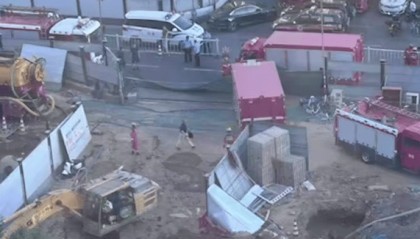 污水管道迁改时突然爆裂，路面坍塌！当地通报