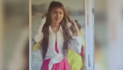 印度客机坠毁，一名空姐的家人翻着相册，跪地痛哭