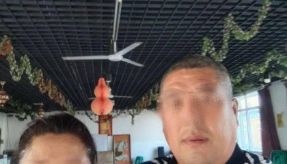 客人酒后闹事打砸，店主护妻反击被判入狱一年多，法院重审判决无罪