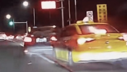 广州一出租车被曝在前车变道时突然加速碰撞！交警称正在调查