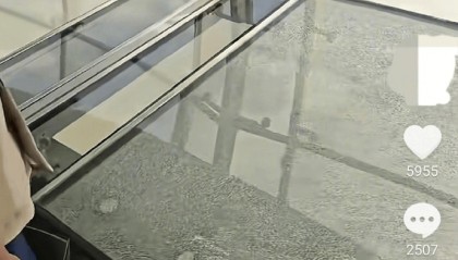 上海东方明珠全透明观光廊玻璃开裂！工作人员：已紧急处理