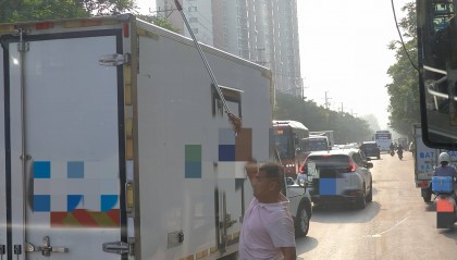 左手夹着烟右手举拖把，济南早高峰时一电线掉落，粉衣大哥化解交通拥堵松弛感拉满！