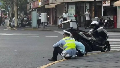 上海街头男孩崩溃大哭：爸妈要放弃我了！交警坐路边耐心安慰，网友泪奔