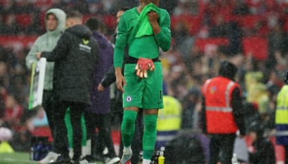 舒梅切尔赛后与拉门斯拥抱，祝贺曼联球员双红会取胜：技术与情感的交织