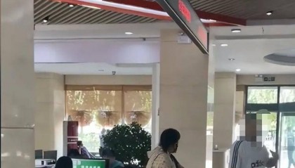 网友曝光政务大厅工作人员上班时间电脑打扑克，涉事中心回应