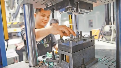 网络大V走访龙岗眼镜企业感受“深圳创造”