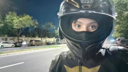 00后艺人被曝骑摩托车撞人，时代峰俊发布声明