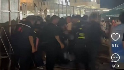 山东日照一音乐节众人强闯围栏冲进场内？网友称“逃票太狠”，当地文旅：多部门已关注