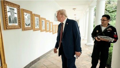 特朗普揭幕历任总统照片墙 用自动笔替代拜登