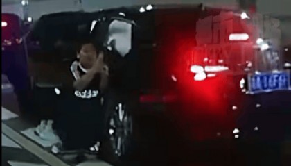 10岁男孩跪地拦车哭求“救救妈妈”，感动全网！其母发声